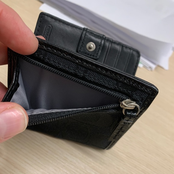 🌟 Pre-Owned Coach Signature Bi-Fold Wallet - Like New! 🌟 - Picture 8 of 10